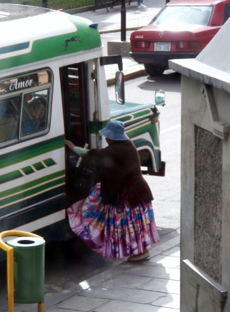 Chola stapt in een micro